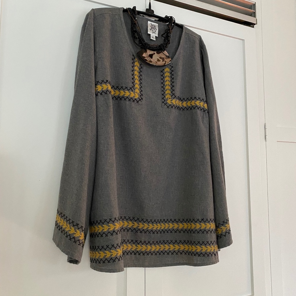 SISTER MARY BEAUTIFUL TOP GREY EMBROIDERY MID SEASON XL NWOT 12/14 XL NICE